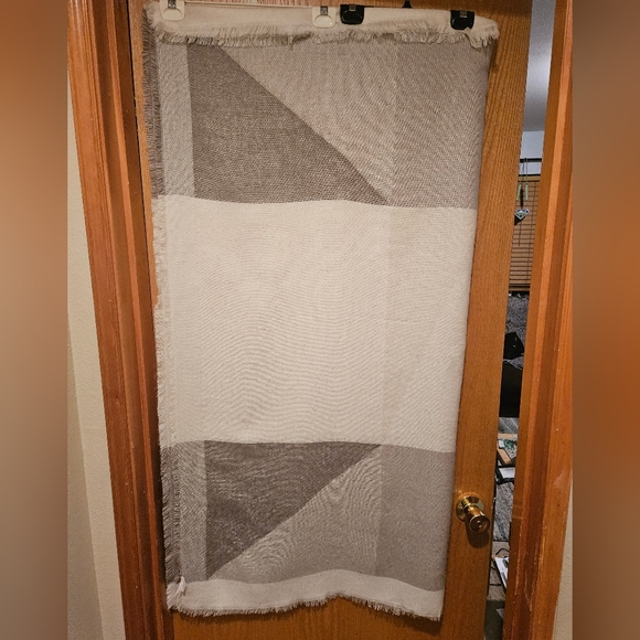 Laura Conrad large Shawl - Picture 3 of 3